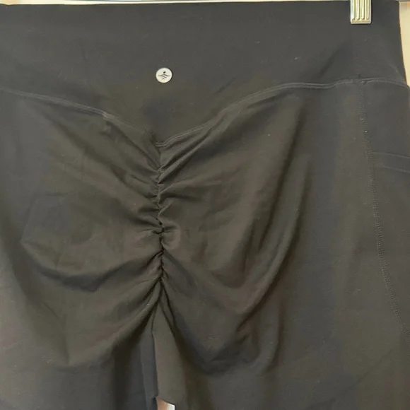 HALARA Black Full-Length Leggings w/ butt cinch - Picture 4 of 4